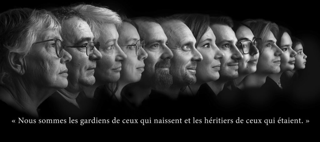 Portrait intergénérationnel en noir et blanc représentant plusieurs générations d’une même famille