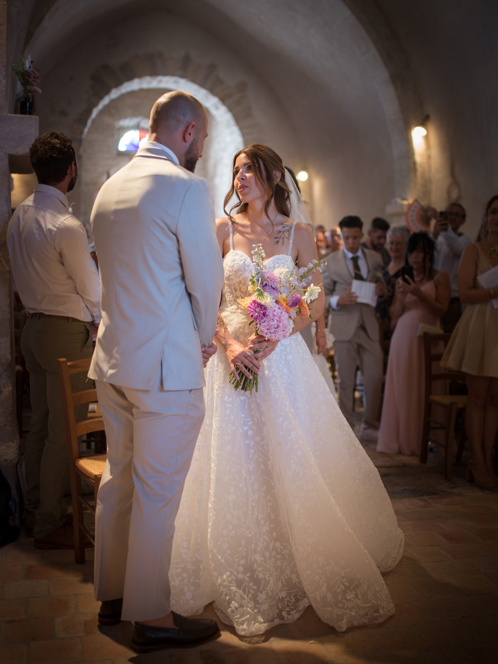 Mariés avançant ensemble pendant leur cérémonie de mariage