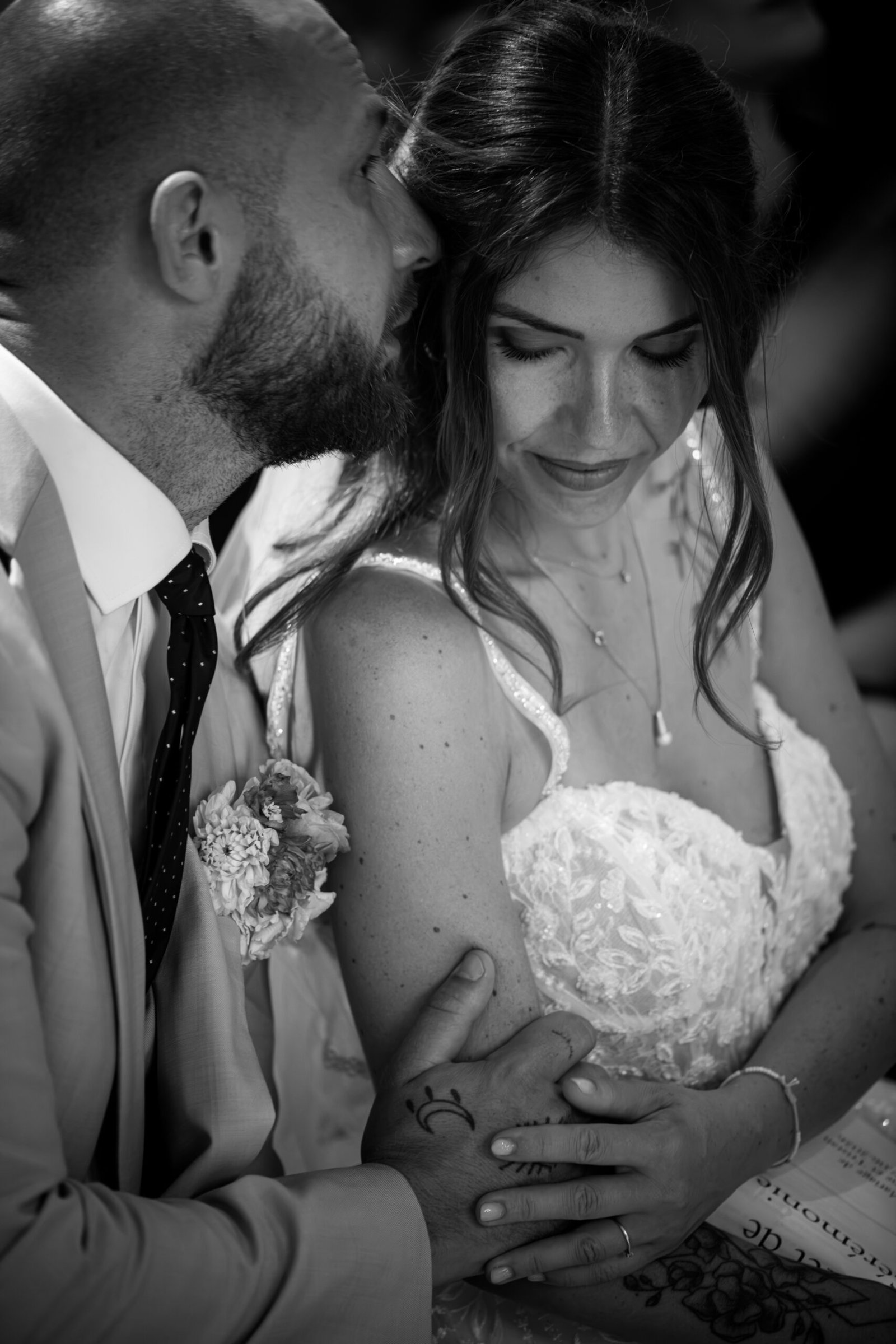 Mariés enlacés dans un moment de tendresse lors de leur mariage dans le Tarn
