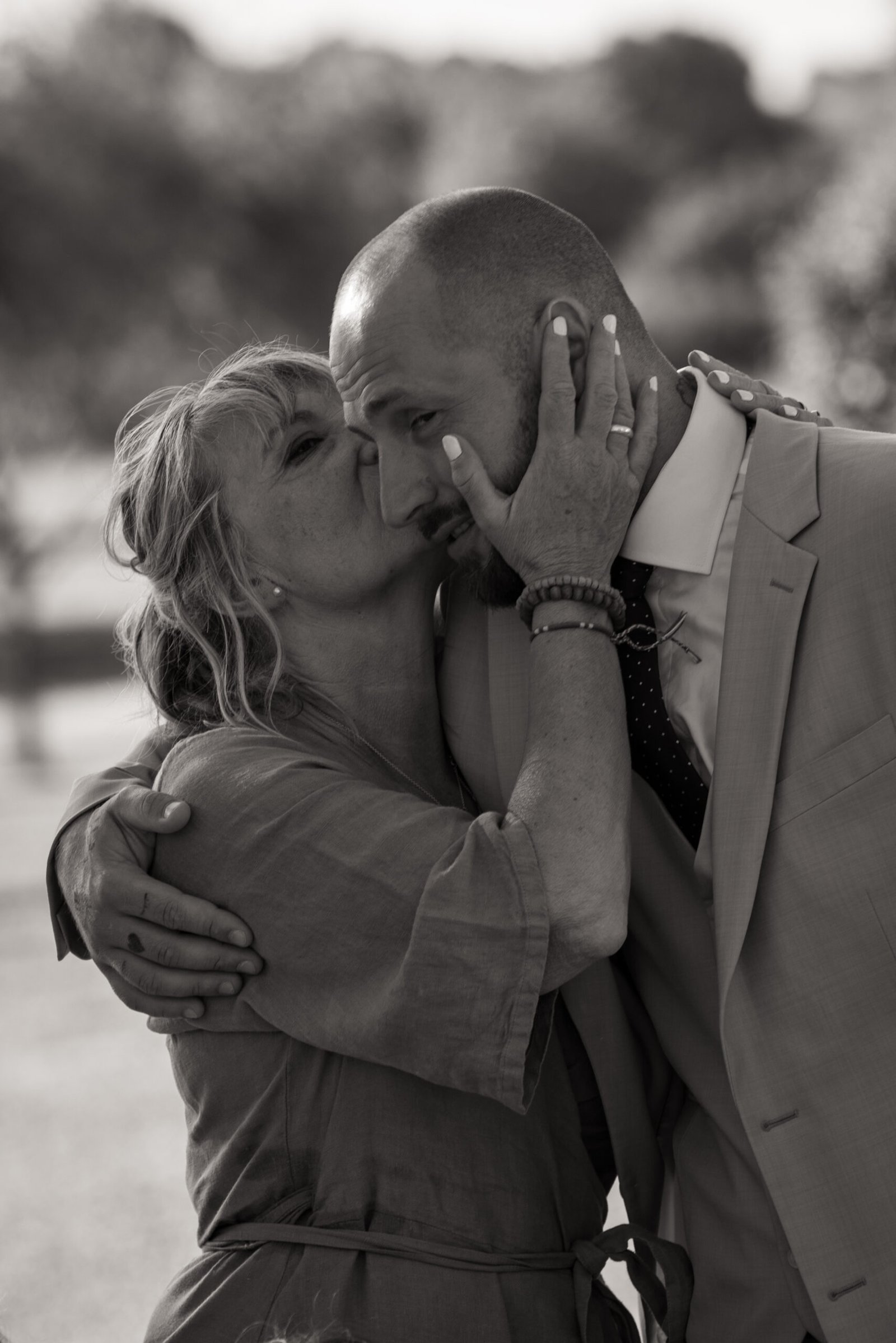 Moment de tendresse entre deux mariés lors de leur mariage, photographié par Alexandra Chabaud.