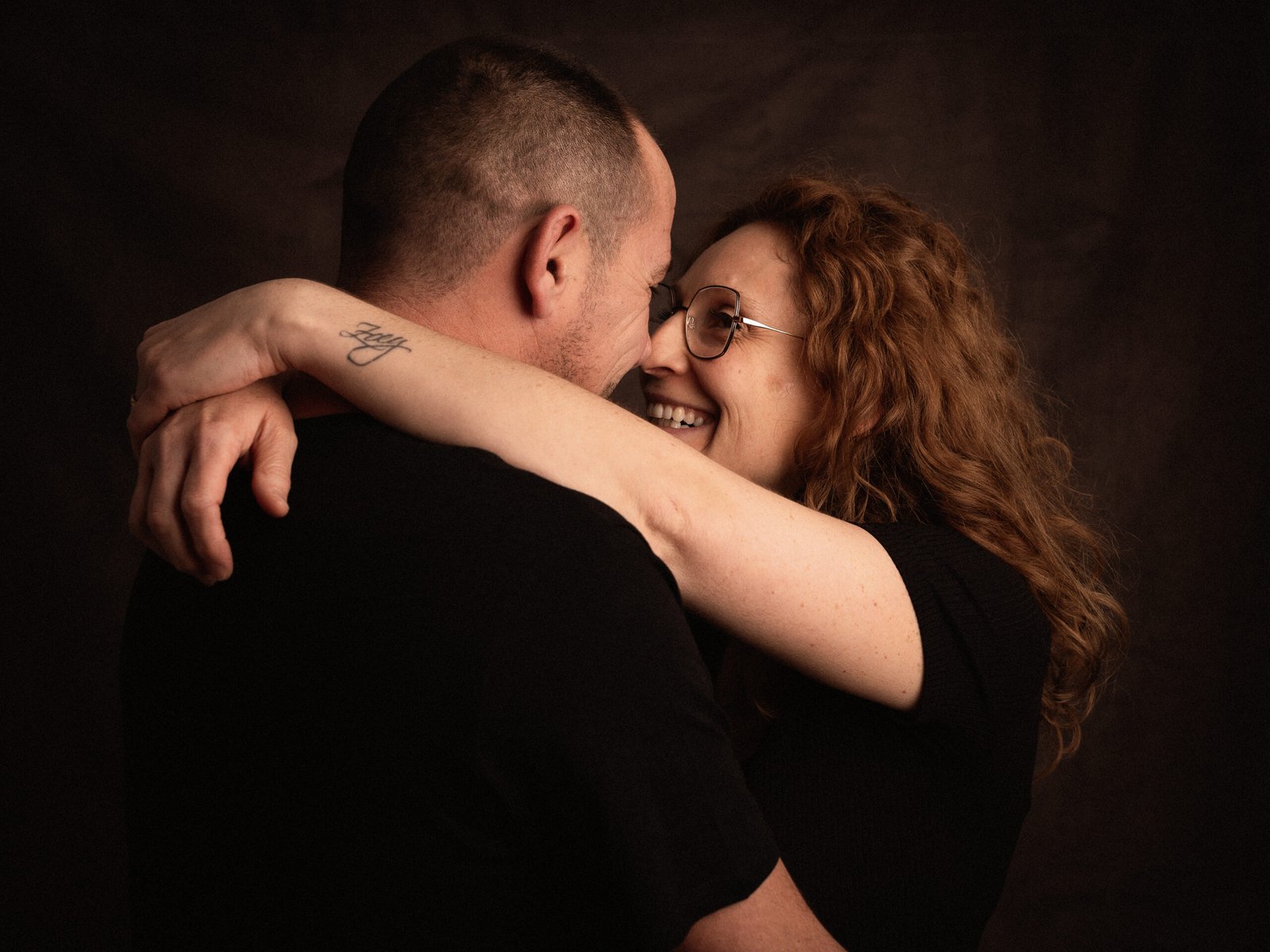 Couple enlacé lors d’une séance photo à Gaillac