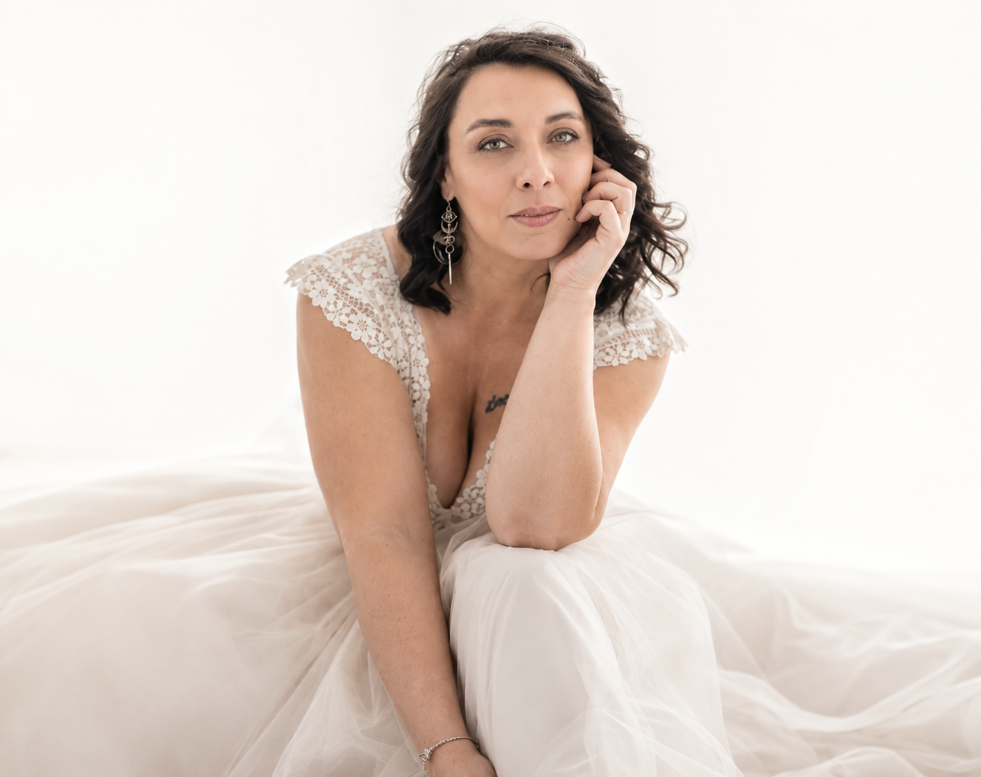 Portrait lumineux d’une femme assise en blanc
