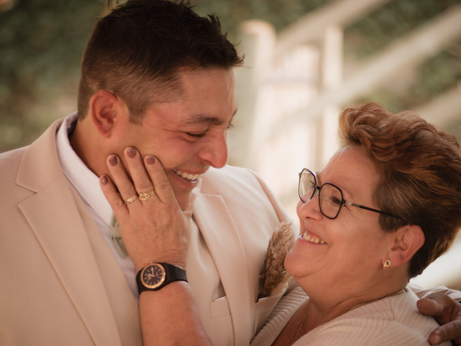 Moment de complicité entre un marié et sa maman lors d’un mariage près de Gaillac.